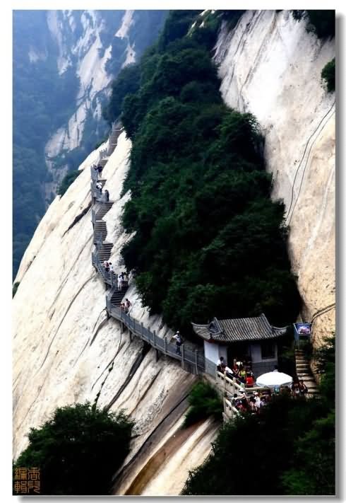 险峰陡立华山