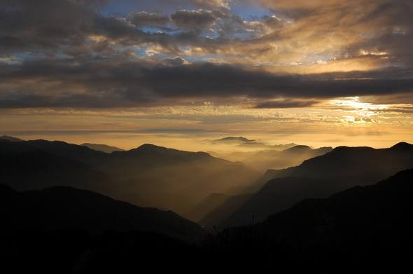 云海山间景色，台湾阿里山