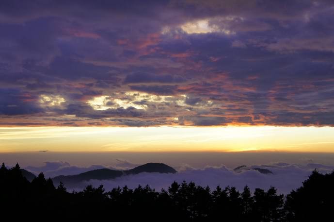 云海山间景色，台湾阿里山