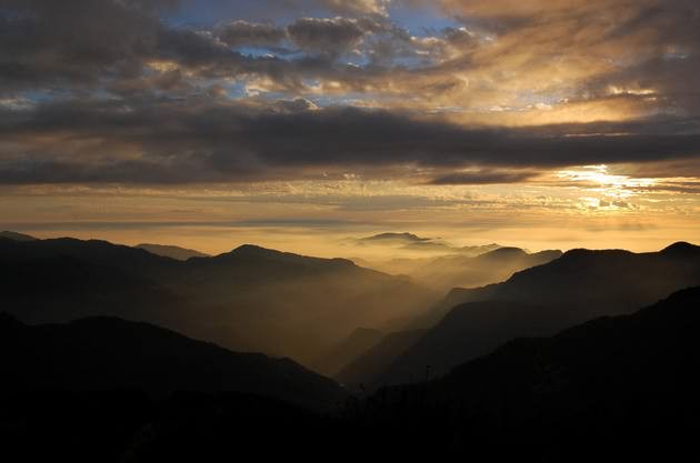 云海山间景色，台湾阿里山