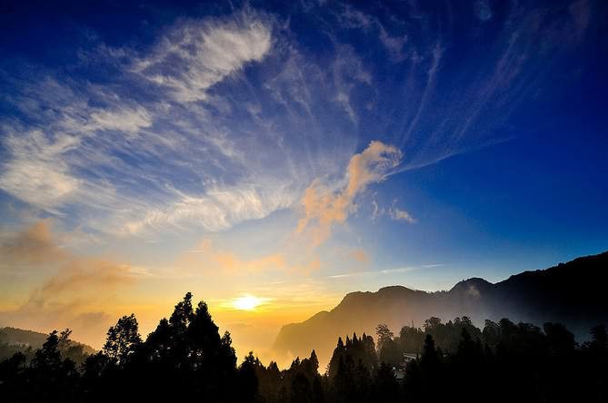 云海山间景色，台湾阿里山