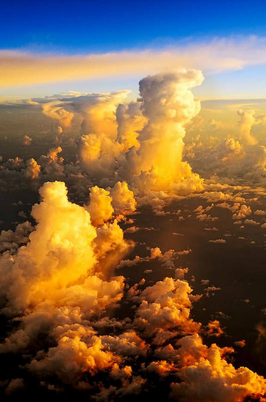 高空拍摄五彩云烟